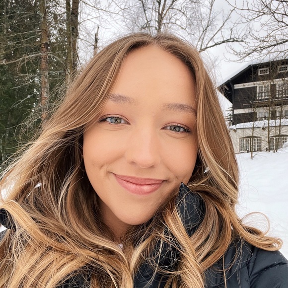 Meet your Posher, Emily - Picture 2 of 3